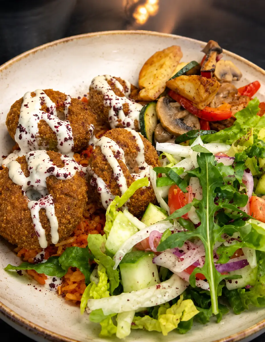 Falafel Platte mit Reis, Gemüse und Salat